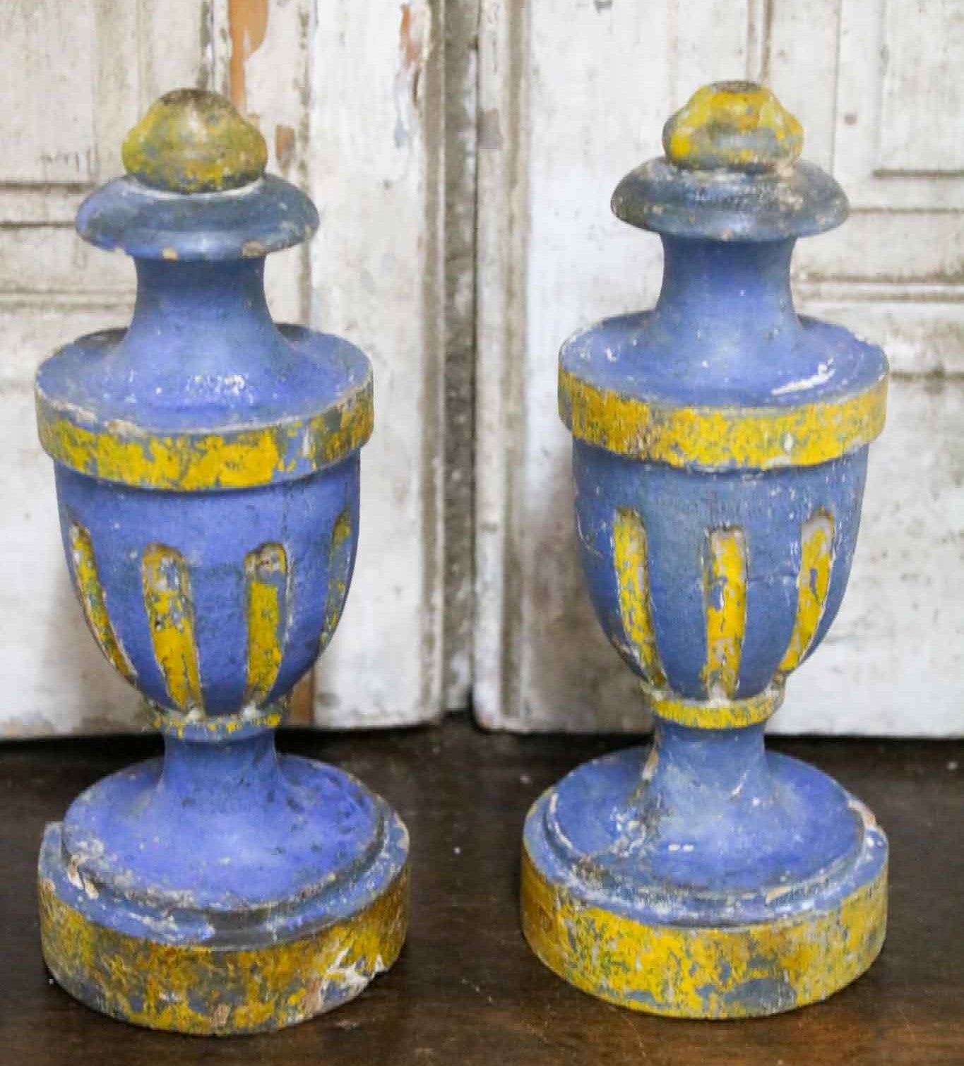 Antieke altaarvazen in blauw