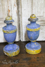 Lade das Bild in den Galerie-Viewer, Antieke altaarvazen in blauw
