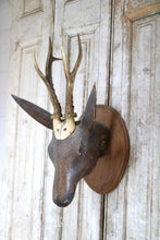 Lade das Bild in den Galerie-Viewer, Hirschkopf aus Holz

