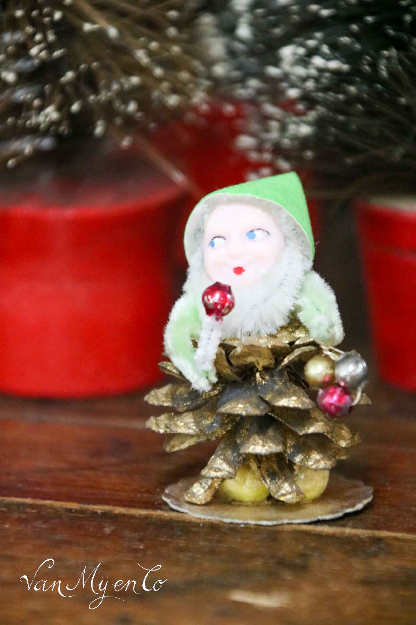 Weihnachtsmänner aus Tannenzapfen