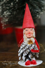 Lade das Bild in den Galerie-Viewer, Weihnachtsmänner aus Tannenzapfen
