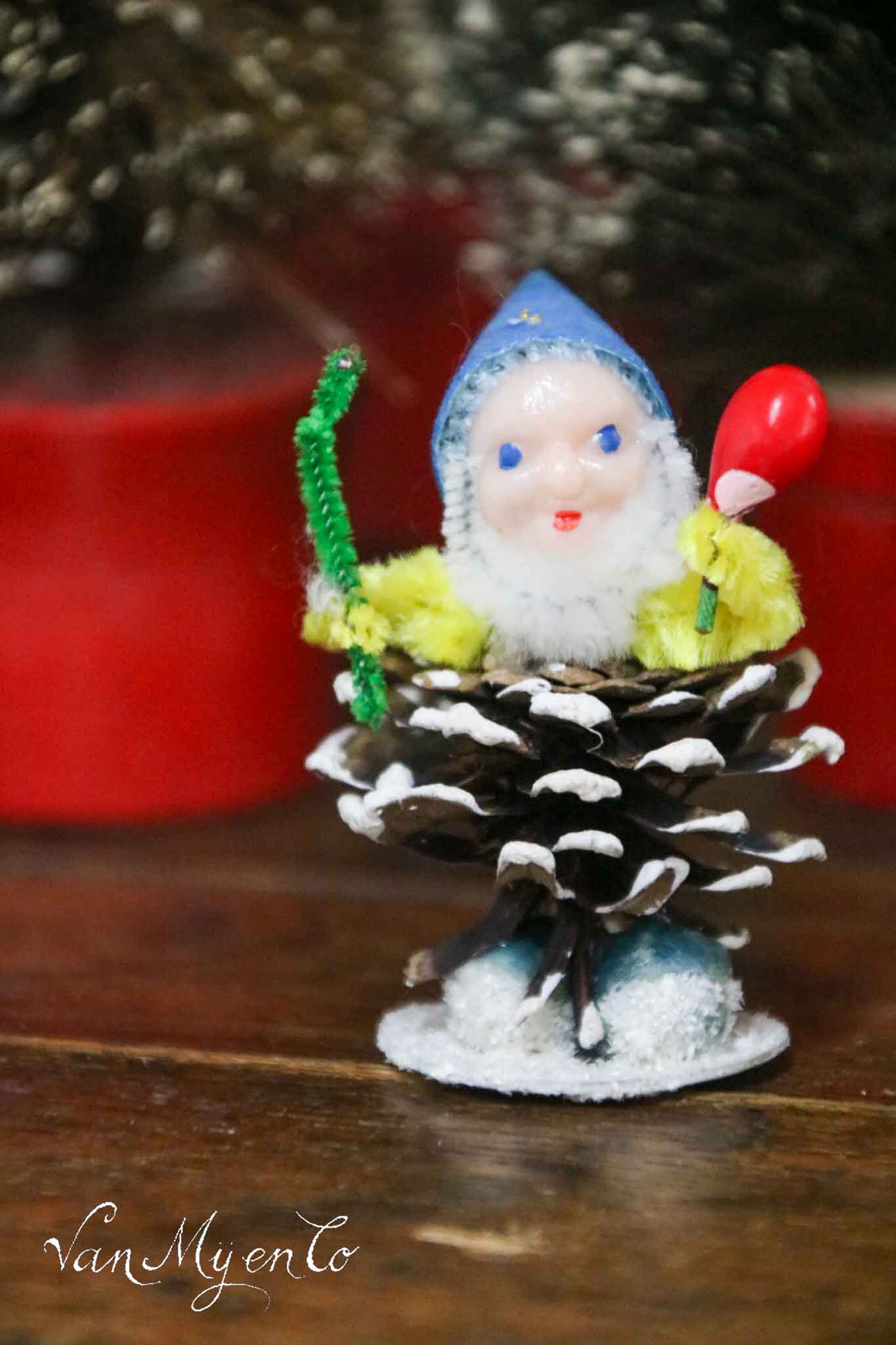 Santa Clauses made from a pine cone