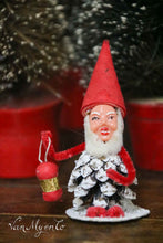 Lade das Bild in den Galerie-Viewer, Weihnachtsmänner aus Tannenzapfen
