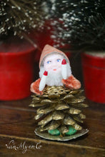 Lade das Bild in den Galerie-Viewer, Weihnachtsmänner aus Tannenzapfen
