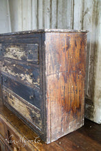 Lade das Bild in den Galerie-Viewer, Antike Kommode
