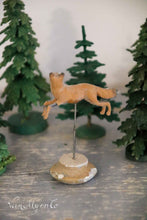 Afbeelding in Gallery-weergave laden, Vosje op een stokje.
