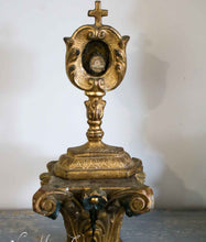 Lade das Bild in den Galerie-Viewer, Holzreliquiar aus Holz mit Reliquie.
