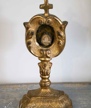 Lade das Bild in den Galerie-Viewer, Holzreliquiar aus Holz mit Reliquie.
