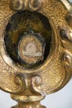Lade das Bild in den Galerie-Viewer, Holzreliquiar aus Holz mit Reliquie.
