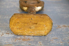 Lade das Bild in den Galerie-Viewer, Holzreliquiar aus Holz mit Reliquie.
