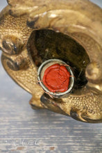 Lade das Bild in den Galerie-Viewer, Holzreliquiar aus Holz mit Reliquie.
