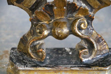 Lade das Bild in den Galerie-Viewer, Reliquiar aus Holz
