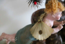 Lade das Bild in den Galerie-Viewer, Engel mit Fiberglasflügeln.
