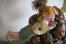 Lade das Bild in den Galerie-Viewer, Engel mit Fiberglasflügeln.
