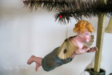 Lade das Bild in den Galerie-Viewer, Engel mit Fiberglasflügeln.
