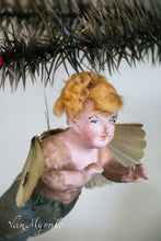 Lade das Bild in den Galerie-Viewer, Engel mit Fiberglasflügeln.
