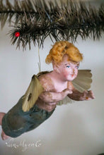 Lade das Bild in den Galerie-Viewer, Engel mit Fiberglasflügeln.
