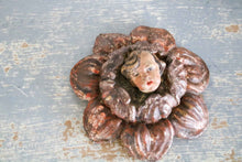 Lade das Bild in den Galerie-Viewer, Rosette mit Kopf
