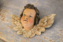 Lade das Bild in den Galerie-Viewer, Antiker Engelskopf aus Holz.
