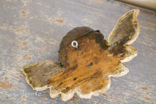 Lade das Bild in den Galerie-Viewer, Antiker Engelskopf aus Holz.
