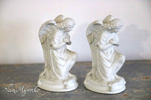 Lade das Bild in den Galerie-Viewer, Kniende Porzellanengel.
