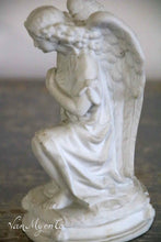 Lade das Bild in den Galerie-Viewer, Kniende Porzellanengel.
