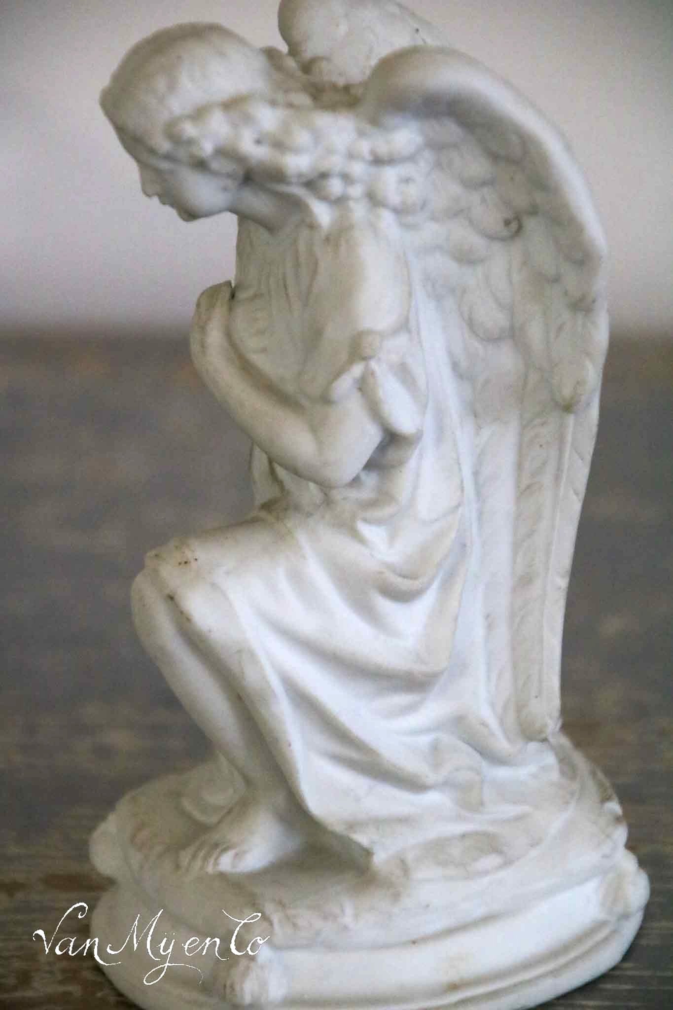 Kniende Porzellanengel.
