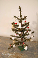 Lade das Bild in den Galerie-Viewer, Alter Weihnachtsbaum mit Wattefiguren
