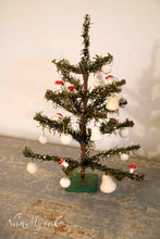 Lade das Bild in den Galerie-Viewer, Alter Weihnachtsbaum mit Wattefiguren
