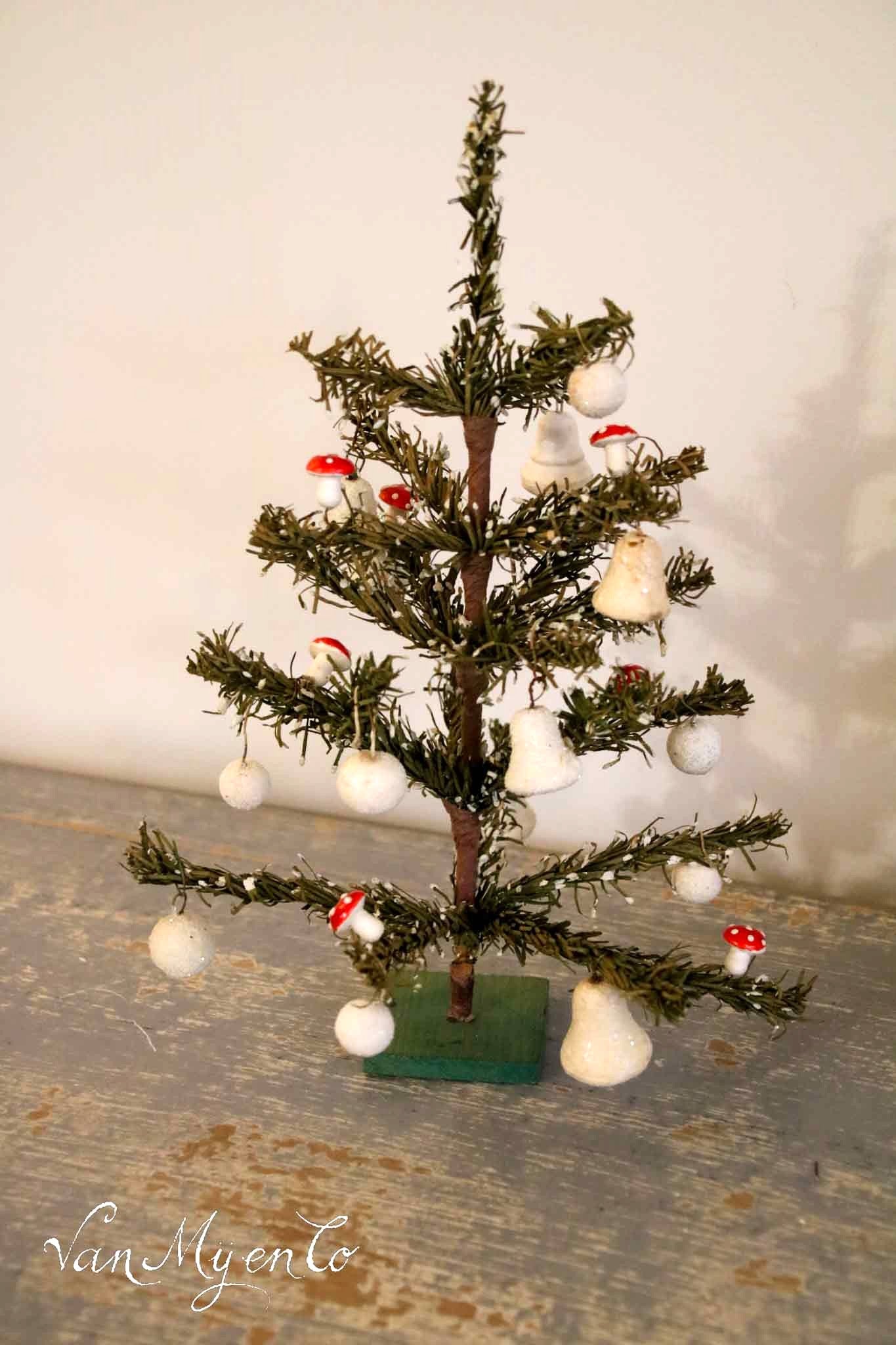 Alter Weihnachtsbaum mit Wattefiguren
