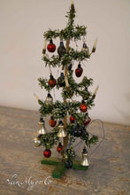 Lade das Bild in den Galerie-Viewer, Alter Weihnachtsbaum mit besonderen Kugeln
