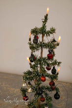 Lade das Bild in den Galerie-Viewer, Alter Weihnachtsbaum mit besonderen Kugeln
