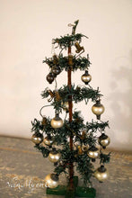 Lade das Bild in den Galerie-Viewer, Alter Weihnachtsbaum mit 16 Kugeln
