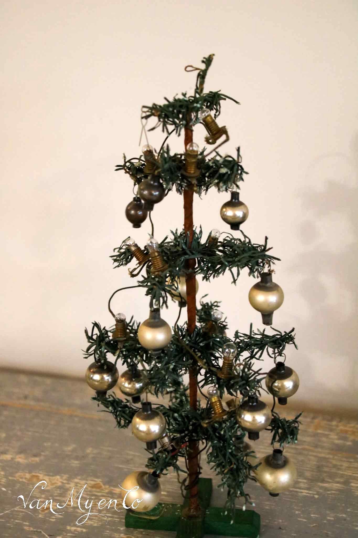 Alter Weihnachtsbaum mit 16 Kugeln