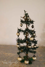 Lade das Bild in den Galerie-Viewer, Alter Weihnachtsbaum mit 16 Kugeln
