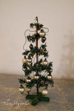Lade das Bild in den Galerie-Viewer, Alter Weihnachtsbaum mit 16 Kugeln

