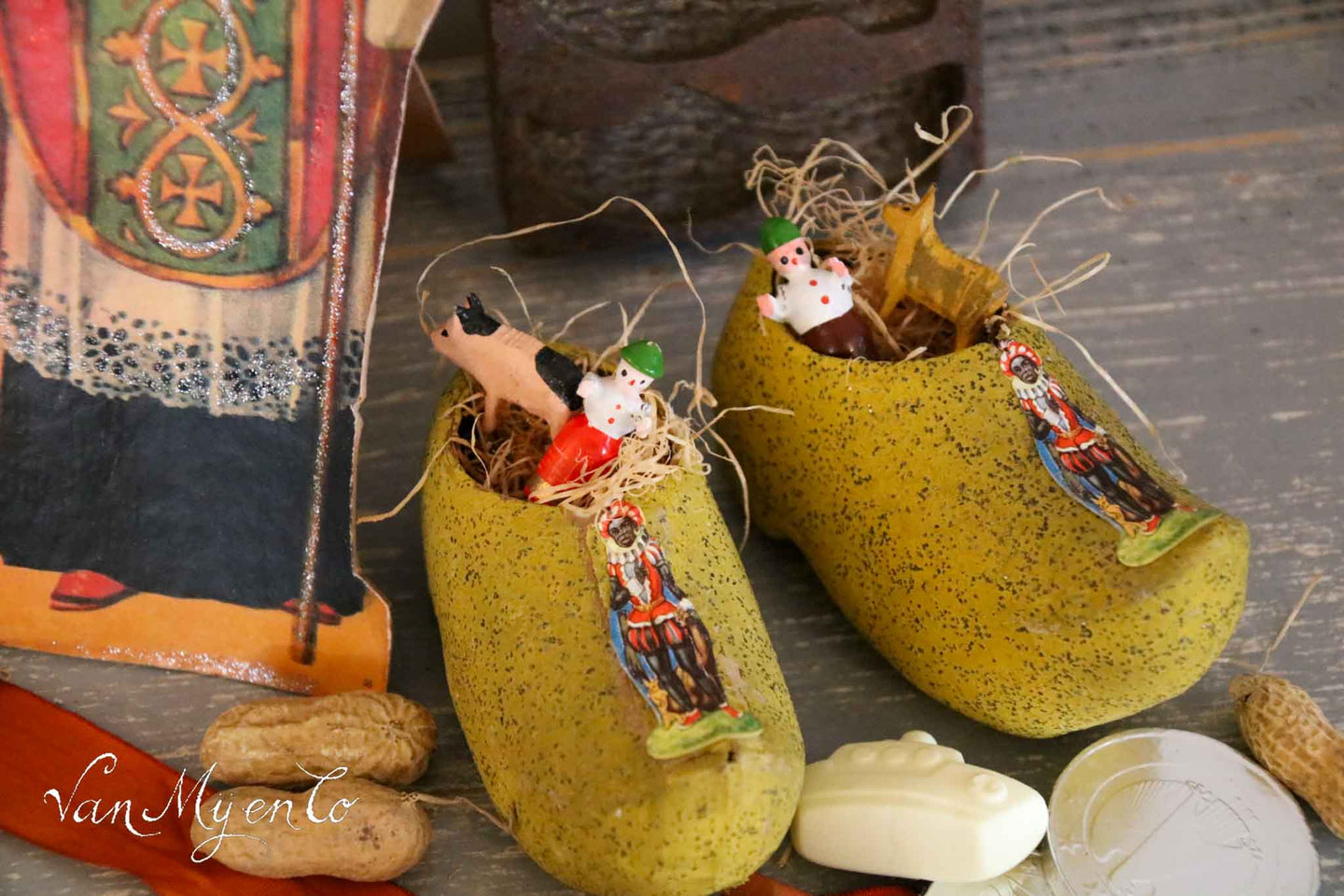 Clogs mit Süßigkeitenbehälter und dem Motiv von Schwarzer Peter.