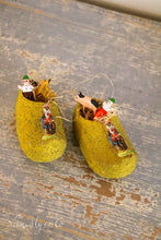 Lade das Bild in den Galerie-Viewer, Clogs mit Süßigkeitenbehälter und dem Motiv von Schwarzer Peter.
