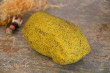 Lade das Bild in den Galerie-Viewer, Clogs mit Süßigkeitenbehälter und dem Motiv von Schwarzer Peter.
