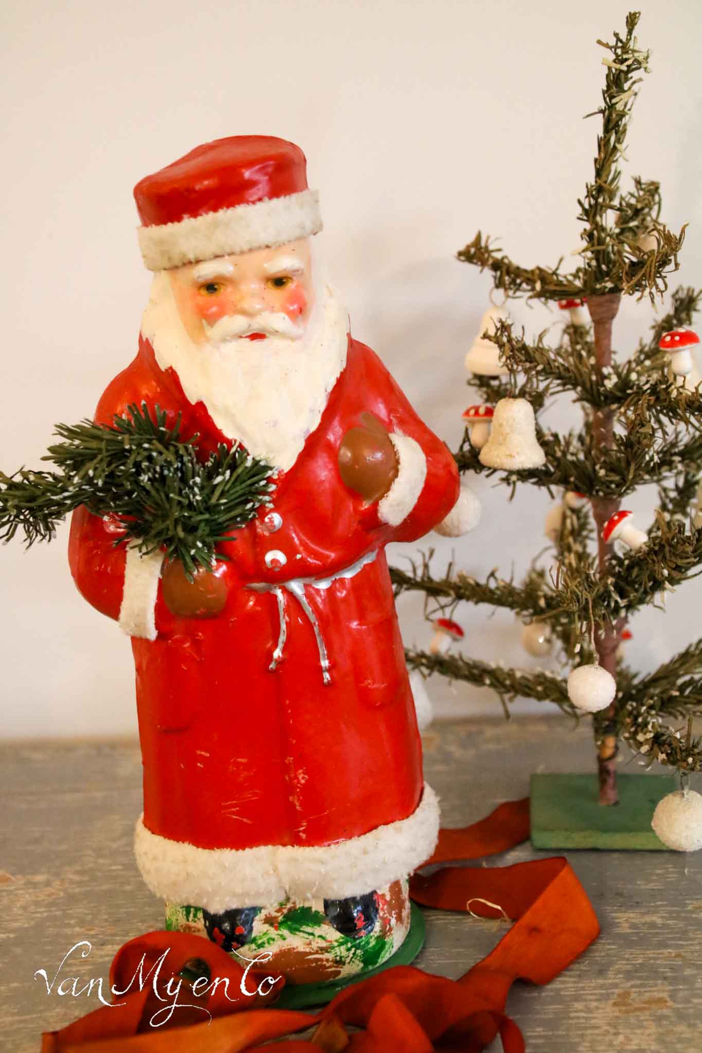 Weihnachtsmann-Süßigkeitenbehälter mit flachem Hut