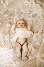 Afbeelding in Gallery-weergave laden, Porseleinen babypopje
