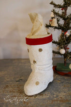 Lade das Bild in den Galerie-Viewer, Weißer Weihnachtsstiefel-Süßigkeitenbehälter aus Pappmaché
