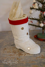 Lade das Bild in den Galerie-Viewer, Weißer Weihnachtsstiefel-Süßigkeitenbehälter aus Pappmaché
