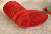 Lade das Bild in den Galerie-Viewer, Weihnachtsstiefel aus Pappmaché mit einer beflockten Schicht.
