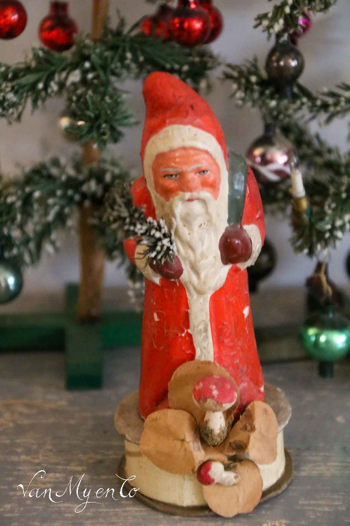 Weihnachtsmann aus Pappmaché auf einer Schachtel