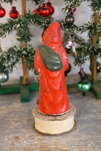 Lade das Bild in den Galerie-Viewer, Weihnachtsmann aus Pappmaché auf einer Schachtel
