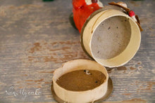 Lade das Bild in den Galerie-Viewer, Weihnachtsmann aus Pappmaché auf einer Schachtel
