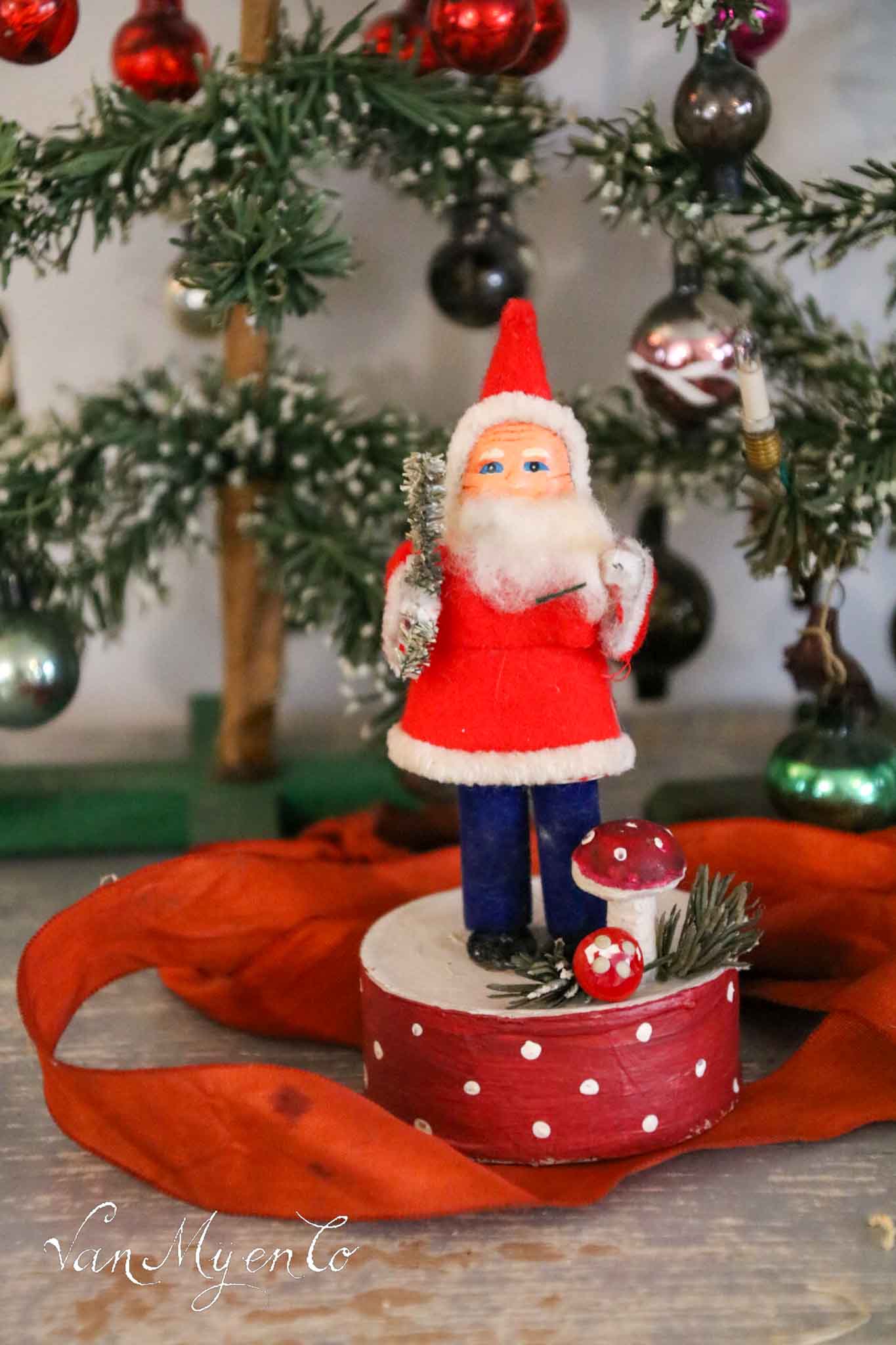 Weihnachtsmann mit Pappmaché-Kopf