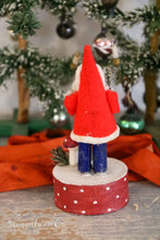 Lade das Bild in den Galerie-Viewer, Weihnachtsmann mit Pappmaché-Kopf
