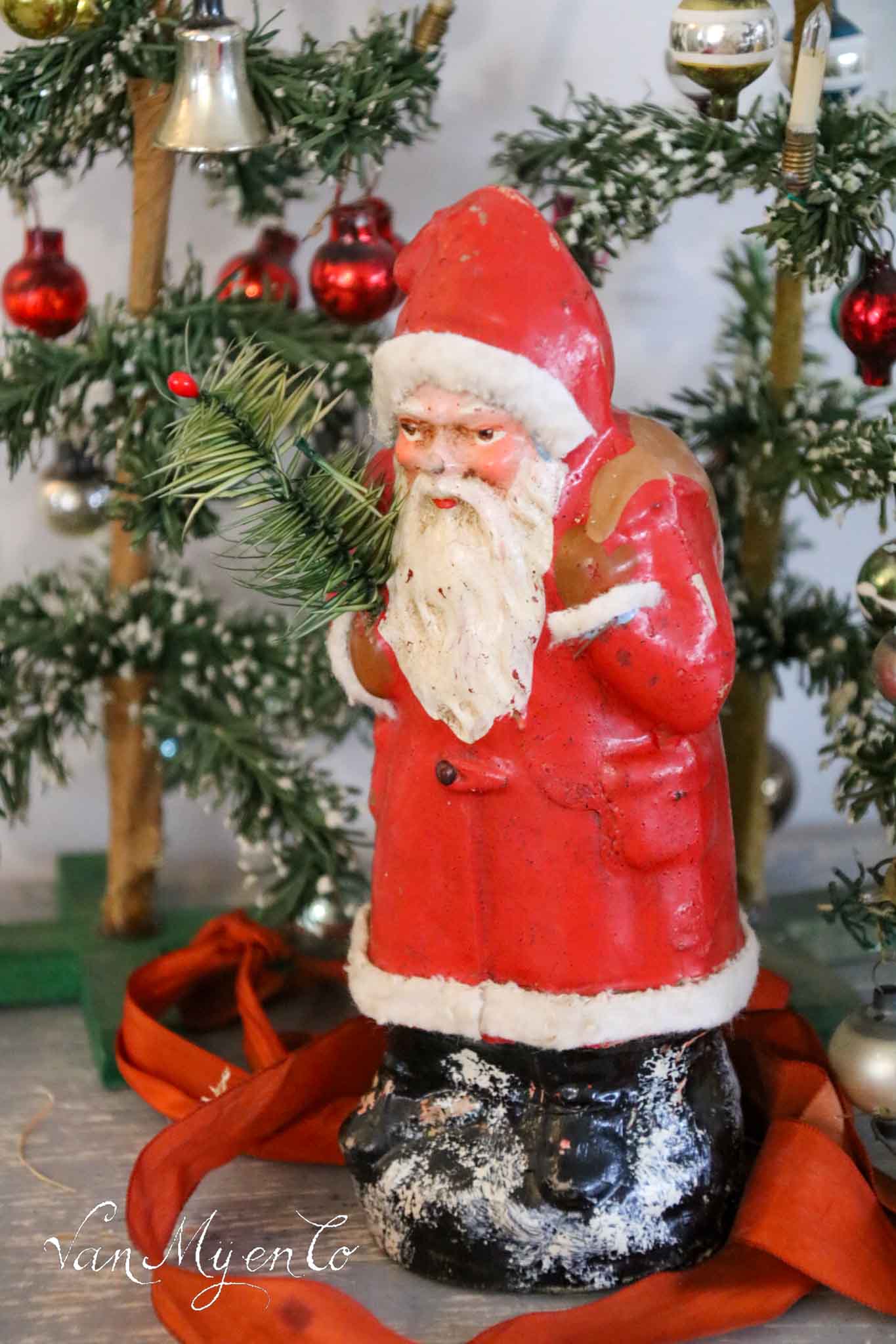 Weihnachtsmann-Süßigkeitenbehälter mit Baum aus echten Gänsefedern